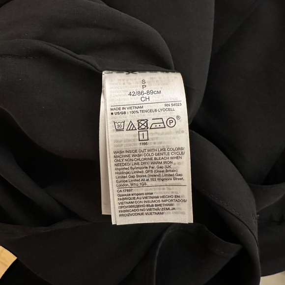 BNWT- Banana Republic Black Flowy Dress Shirt (S) - Picture 9 of 11